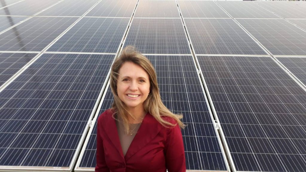 Aline Pan, professora e pesquisadora da UFRGS, relata sobre a participação feminina no mercado de energia solar e as dificuldades e desafios enfrentados por mulheres que atuam na área.